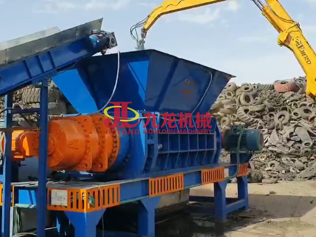 西班牙輪胎撕碎機(jī)現(xiàn)場